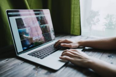 Adamım serbest meslek sahibi ev ofis dizüstü bilgisayar kullanan çalışıyor. Serbest yaşam tarzı çalışma alanı