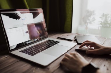 Adamım serbest meslek sahibi ev ofis dizüstü bilgisayar kullanan çalışıyor. Serbest yaşam tarzı çalışma alanı