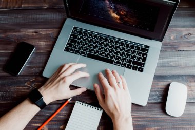 Dizüstü bilgisayar kullanan adam Tasarımcısı çalışma ve grafik evde ofis tablet. Profesyonel meslek işyeri