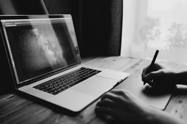 Man freelancer werkt met behulp van laptopcomputer en grafische tablet thuis kantoor. Freelance lifestyle werkplek — Stockfoto