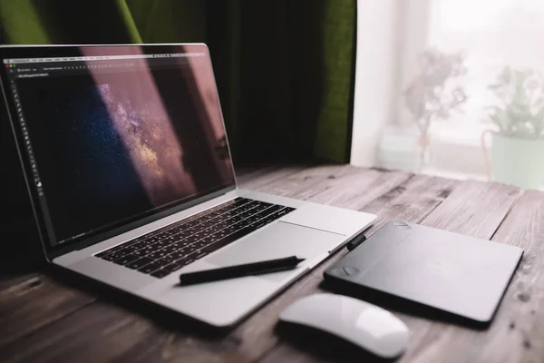 Laptopcomputer, grafisch tablet en muis op kantoor aan huis. Freelance lifestyle werkplek — Stockfoto
