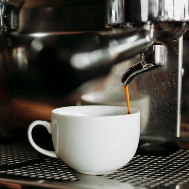 Beyaz cam fincan kahve makinesi, sıcak kahve espresso yapmak hazırlamak