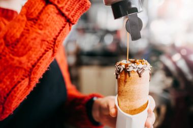 Trdelnik yemek. Lezzetli Ekmek pasta yemek. Film tonda bir görünüm filtresi