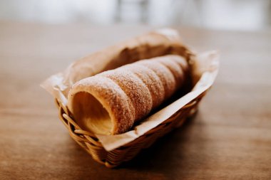 Fırında trdelnik. Geleneksel Çek yemekleri. Lezzetli Ekmek pasta yemek. Film tonda bir görünüm filtresi