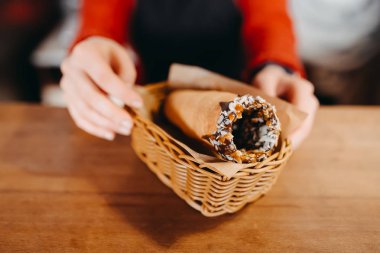 Fırında trdelnik. Lezzetli Ekmek pasta yemek. Film tonda bir görünüm filtresi