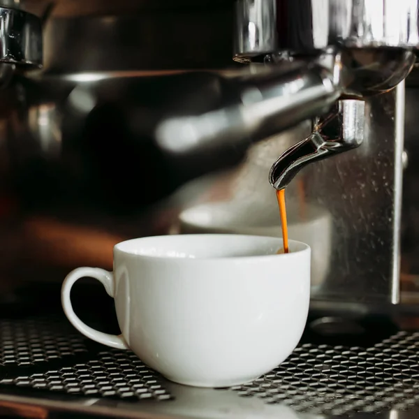 Prepare fazer café espresso quente em copo de vidro branco na máquina de café — Fotografia de Stock