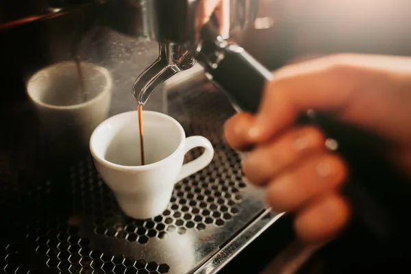 Prepare fazer café espresso quente em copo de vidro branco na máquina de café — Fotografia de Stock