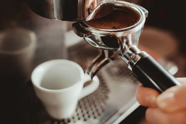 Prepare fazer café espresso quente em copo de vidro branco na máquina de café — Fotografia de Stock