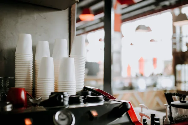 Copo de papel branco levar na máquina de café no restaurante café — Fotografia de Stock