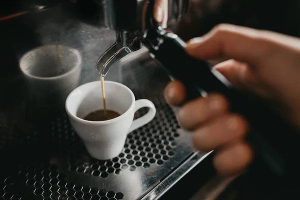 Prepare fazer café espresso quente em copo de vidro branco na máquina de café — Fotografia de Stock