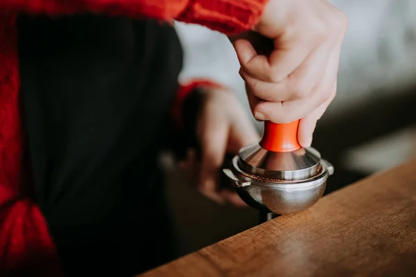 Barista está se preparando para fazer café com temperamento nas mãos — Fotografia de Stock
