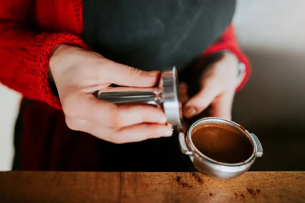 Barista está se preparando para fazer café com temperamento nas mãos — Fotografia de Stock