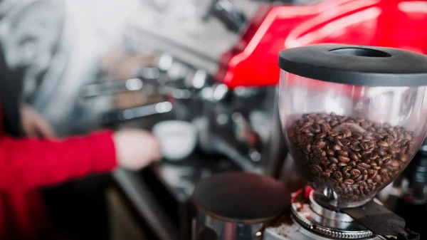 Prepare fazer café espresso quente na máquina de café. Barista fundo local de trabalho — Fotografia de Stock