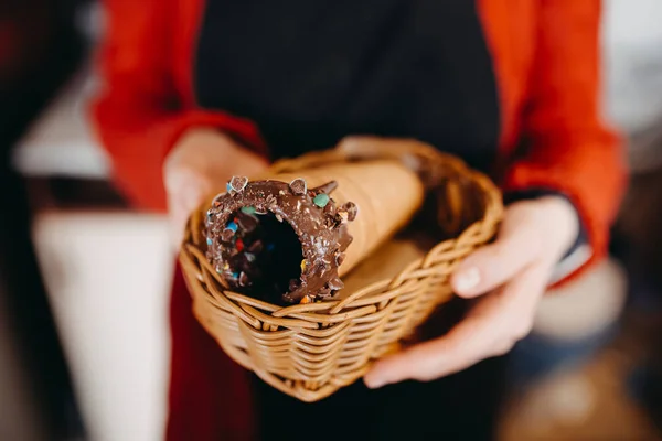 Trdelnik horneado. Deliciosa pastelería. Filtro de aspecto de película tonificado — Foto de Stock