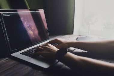 Adamım serbest meslek sahibi ev ofis dizüstü bilgisayar kullanan çalışıyor