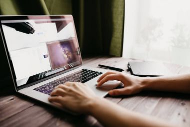 Adamım serbest meslek sahibi ev ofis dizüstü bilgisayar kullanan çalışıyor