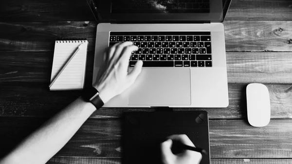 Hombre diseñador está trabajando con ordenador portátil y tabletas gráficas — Foto de Stock