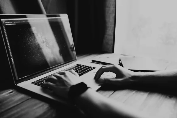 Man werkt freelancer met behulp van laptopcomputer op kantoor aan huis — Stockfoto