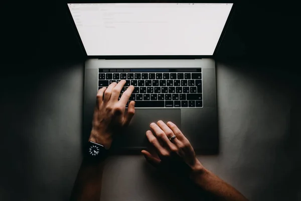 L'uomo sta lavorando digitando utilizzare il computer portatile durante la notte scura. Scrittore — Foto Stock