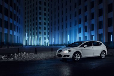 Beyaz Seat Leon araba geceleri Aquamarine III İş Merkezi Moskova yakınlarındaki duruyor