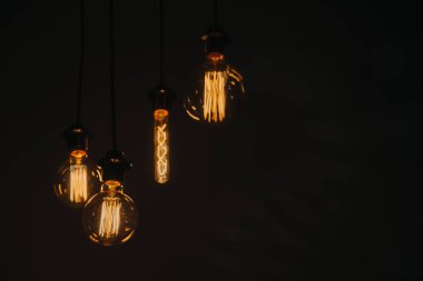 Edison vintage retro ampul lamba fener, karanlık. Sanat ayrıntı dekor iç