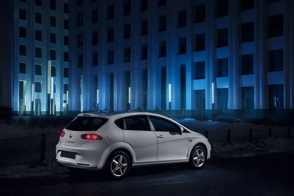 White SEAT Leon-bilen står parkert nær Aquamarine III i Moskva om natten. – stockfoto