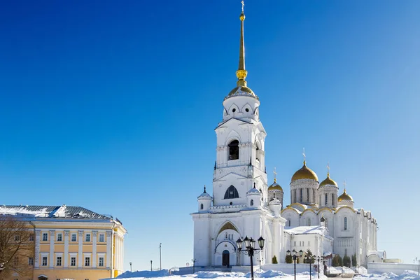 Catedral de la Dormición. Famosa iglesia histórica en la ciudad de Vladimir, Rusia en invierno —  Fotos de Stock