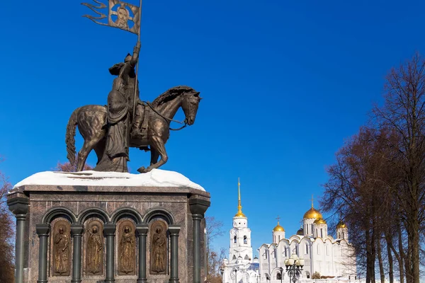 Catedral da Dormição e monumento ao príncipe Vladimir I de Kiev e ao monge Fyodor no Parque Pushkin na cidade de Vladimir, Rússia — Fotografia de Stock