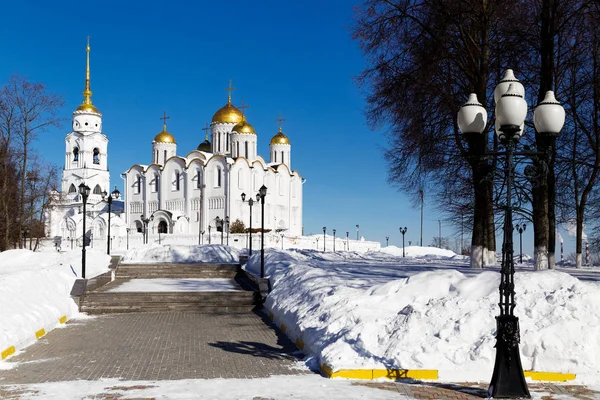 Catedral de la Dormición. Famosa iglesia histórica en la ciudad de Vladimir, Rusia en invierno —  Fotos de Stock