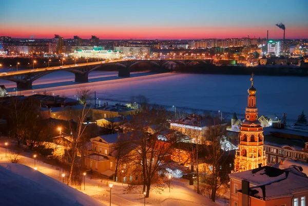 Ніч сутінки міський пейзаж Панорама перегляд Нижнього Новгорода взимку — стокове фото