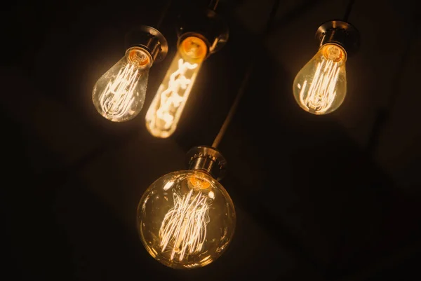 Edison vintage retro žárovka lampa Lucerna za tmy. Umělecká výzdoba detail interiéru — Stock fotografie