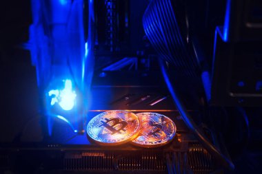 Bitcoin madencilik. Pc bilgisayar içinde fiziksel para tarım. Cryptocurrency kavramı üzerinde grafik ekran kartı