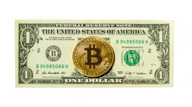 Beyaz arka plan üzerinde izole Bitcoin para ve bir Doları banknot. Cryptocurrency kavramı