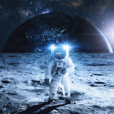 Astronot aya. Uzay Samanyolu ve Dünya gezegeni arka plan. Nasa tarafından döşenmiş bu görüntü unsurları