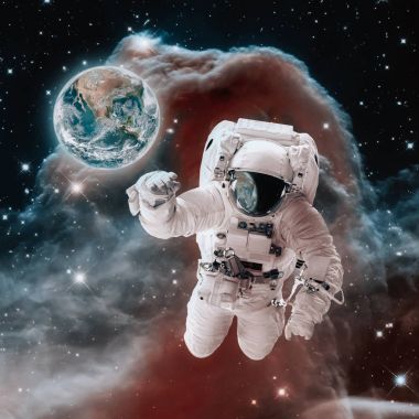 Açık uzayda astronot. Dünya gezegen kavramı. Bulutsusu arka plan. Nasa tarafından döşenmiş bu görüntü unsurları