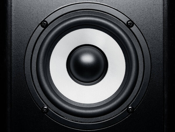 Черно-белая громкоговоритель звучит музыка, крупным планом
