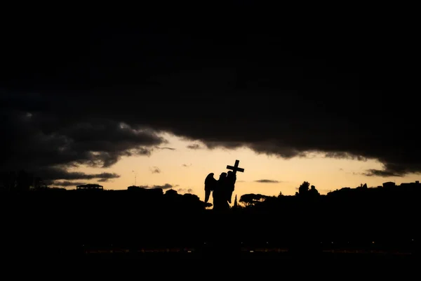 Понте-Сант-Анджело в Римі, Італія. Силует статуї ангела під час різкого заходу сонця. — стокове фото