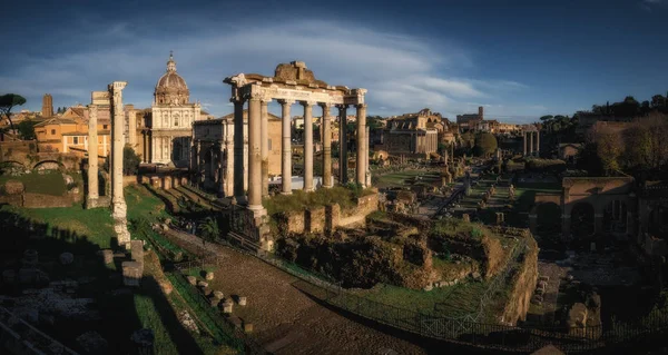 Oude ruïnes van het Romeinse forum in Rome, Italië — Stockfoto