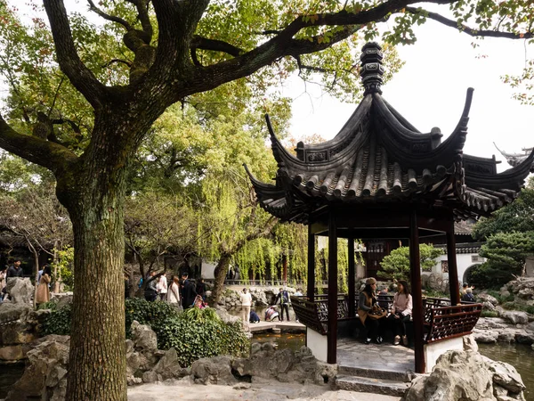 Klassieke Chinese tuin in het voorjaar — Stockfoto