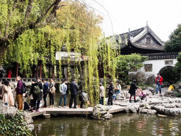 Bezoekers in Yuyuan tuin, Shanghai — Stockfoto