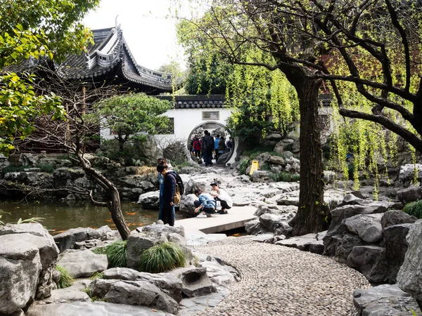 Klassieke Chinese tuin in het voorjaar — Stockfoto