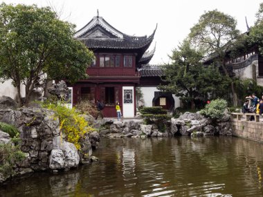 Göletli geleneksel Çin bahçesi