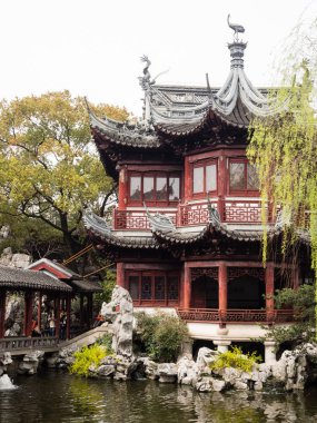 Kırmızı Çin bahçesi pavyonu