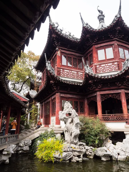 Rode paviljoen in een Chinese tuin — Stockfoto