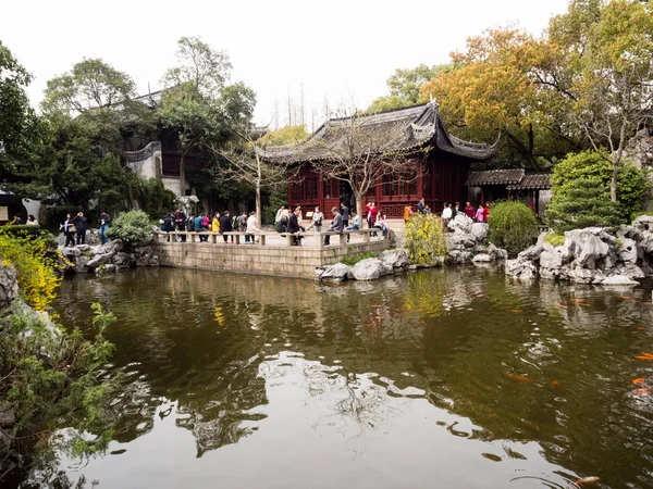 Traditionele Chinese tuin met vijver — Stockfoto