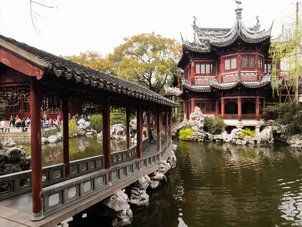 Czerwony chiński ogród pawilon i korytarz — Zdjęcie stockowe