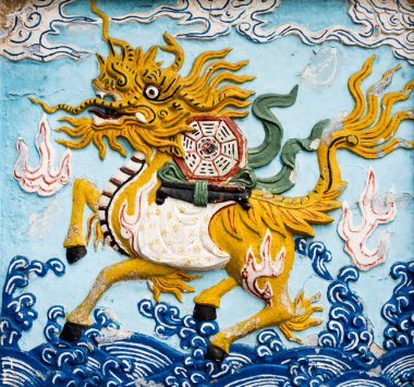Qilin (Çin efsanevi yaratığı) Hanoi 'deki Yeşim Dağı Tapınağı' nın girişinde.