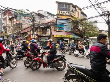 Hanoi, Vietnam - 7 Mart 2016: Eski Mahallede sokak trafiği