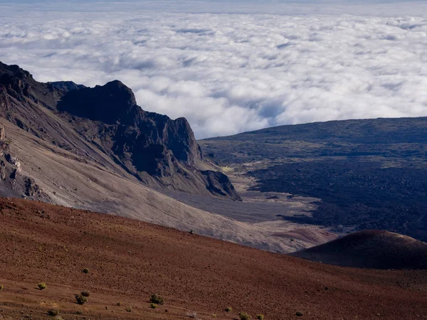 Cratere Vulcanico Haleakala Con Nuvole Che Scendono Sotto — Foto Stock