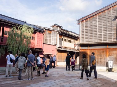 Kanazawa, Japonya - 28 Eylül 2015: Higashi Chaya eski geyşa bölgesinde geleneksel Japon evlerinin sıralarında gezinen turistler